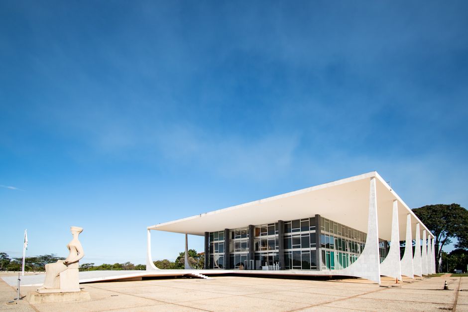 Agenda Brasília — Modernist architecture of Supreme Federal Court, Brasília under clear blue skies.